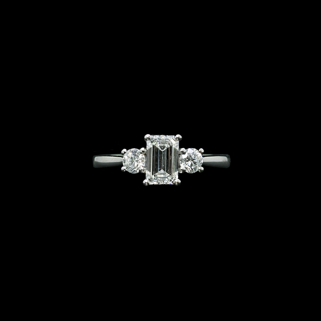 Diamond trilogy ring | Emerald and round brilliant cut | Platinum