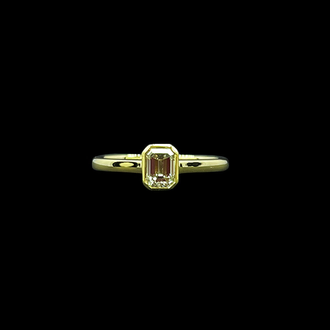 Diamond solitaire ring | Emerald cut | Collet set