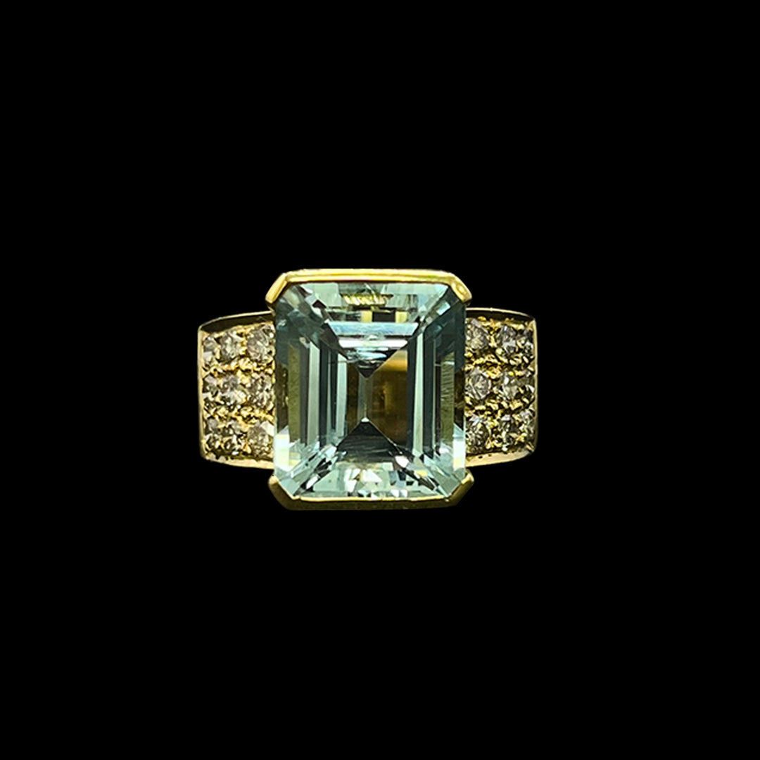 Aquamarine and diamond ring | 18ct yellow gold