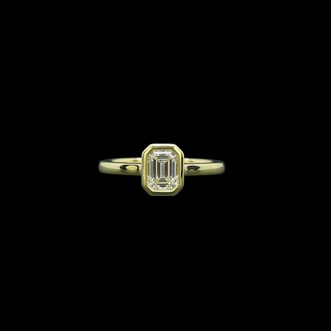 Diamond solitaire ring | Emerald cut | Collet set